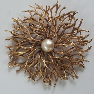 Sunburst vintage brooch with pearl.